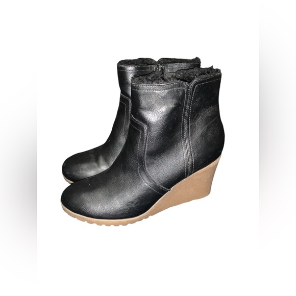 Black weather-proof fall wedge booties - Picture 3 of 5